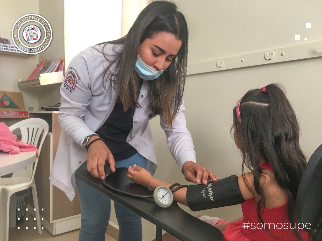 Inspección médica a niños del hogar Santa Elena de CDE